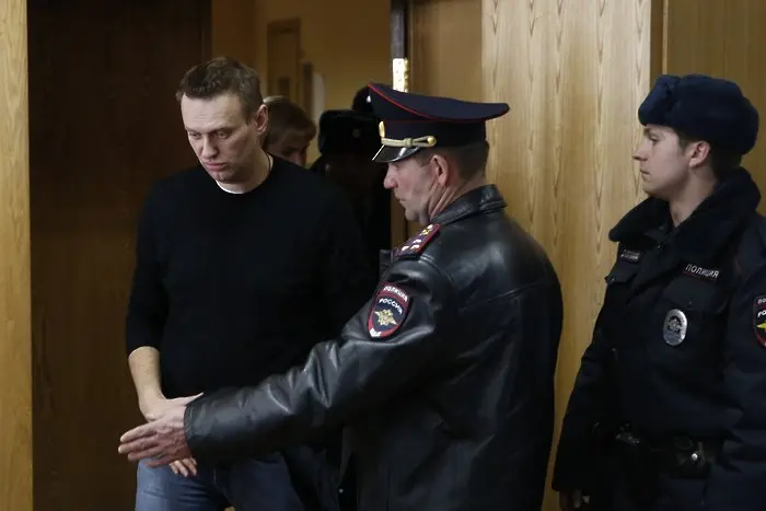 Защо Навални тръгна срещу Медведев