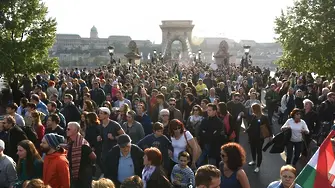 80 000 скандираха в Будапеща: Това е краят, Орбан (СНИМКИ)