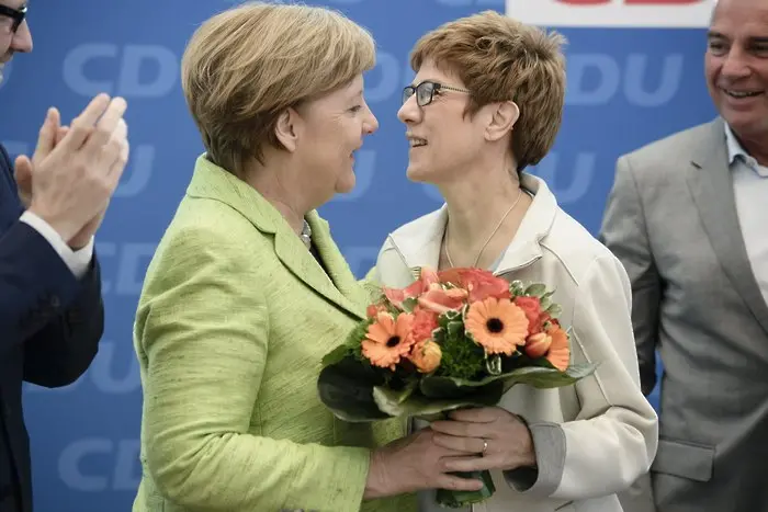 Партията на Меркел е против сваляне на санкциите срещу Русия