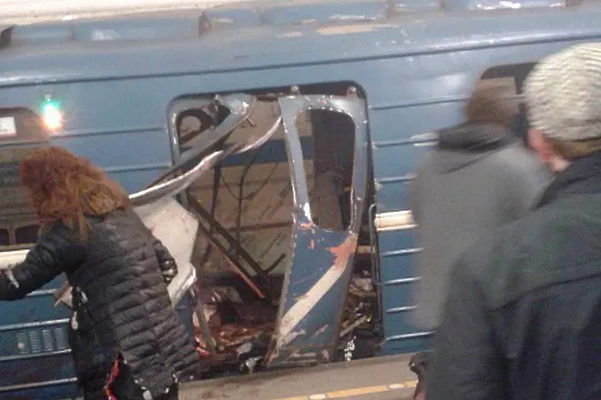 Взрив уби 11 души в метрото в Санкт Петербург (СНИМКИ+ВИДЕО)