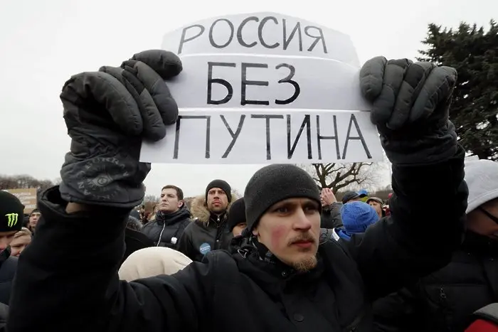 Стотици арестувани в Русия за протести срещу корупцията (СНИМКИ)