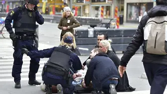 4-ма убити от камион в Стокхолм. Издирват заподозрения нападател (СНИМКИ+ВИДЕО)