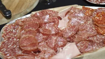 Властта още умува колко процента месо да има в колбасите