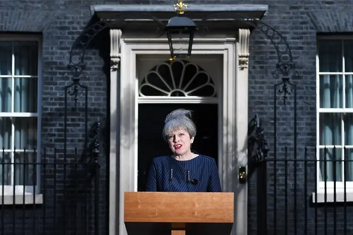 Великобритания тръгна към предсрочни избори на 8 юни (СНИМКИ)