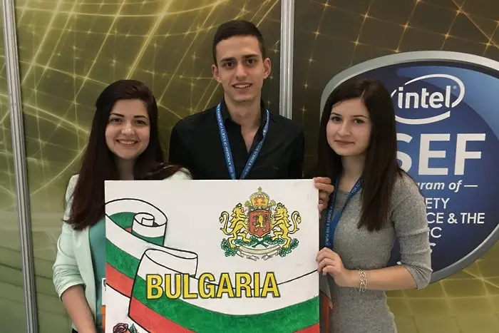 Българска ученичка с две награди от най-голямото състезание за млади учени в света