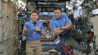 Двама космонавти с непланирана разходка в космоса (ВИДЕО)