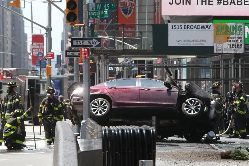 Кола се вряза в пешеходци в Ню Йорк (СНИМКИ)