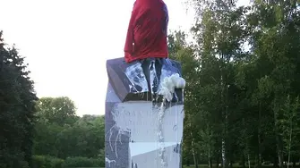 Паметникът на Рейгън в София осъмна осквернен (СНИМКИ)