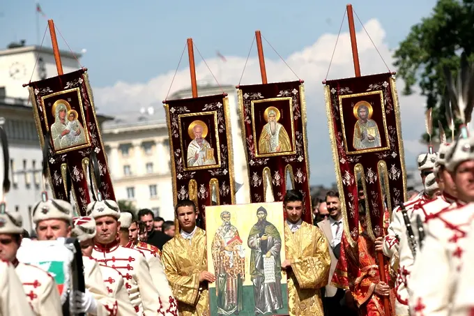 Църквата чества светите братя Кирил и Методий