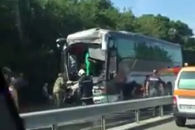 Два автобуса се удариха между Бургас и Созопол, трима ранени (ВИДЕО)