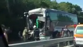Два автобуса се удариха между Бургас и Созопол, трима ранени (ВИДЕО)