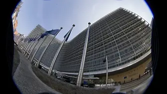 Еврокомисията плащала 8 години на чиновници с фалшиви дипломи