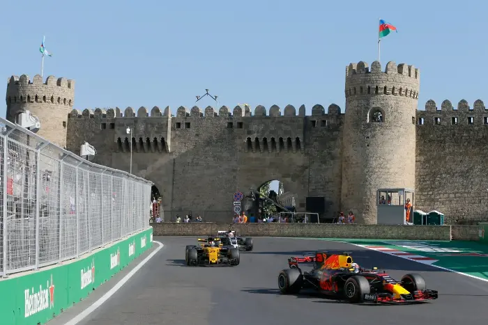 Сблъсъци, хаос и неочакван победител във Формула 1 в Баку