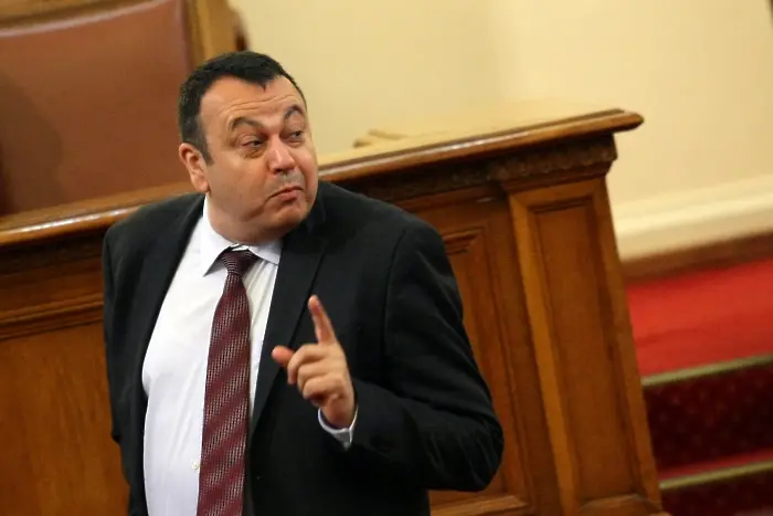 Депутат от ДПС заподозря, че тримата министри няма да подадат оставки