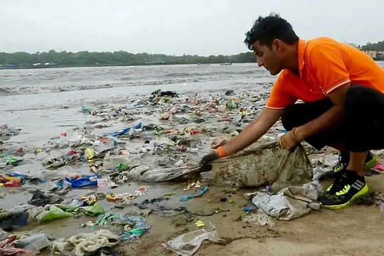 Един човек изчисти 4 300 тона боклук от плажа в Мумбай (ВИДЕО)