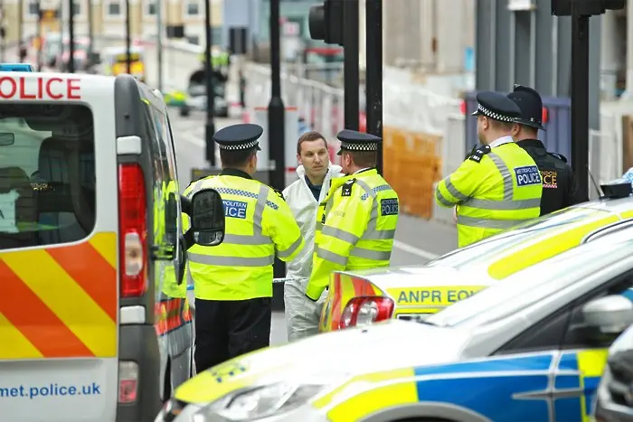 Кола се вряза в пешеходци в Лондон, властите не говорят за тероризъм