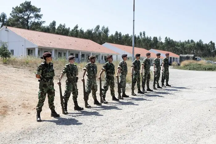 Терористи обрали военна база в Португалия?