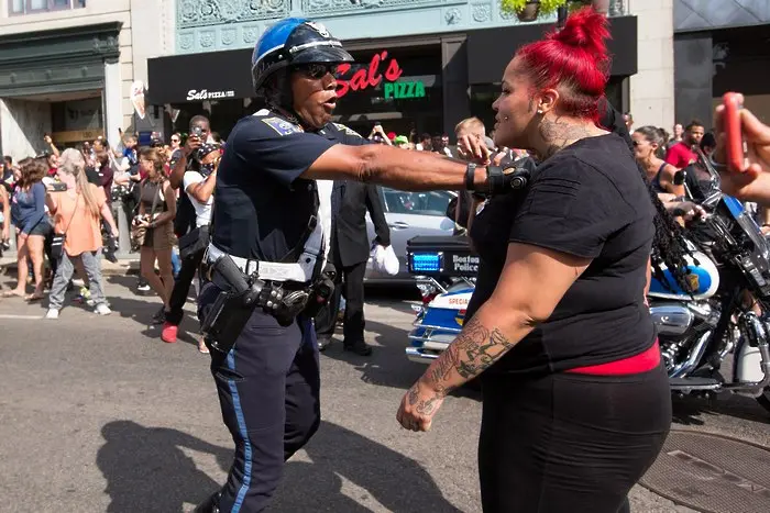 Полицаите в Бостън молят да спрат да ги замерват с урина