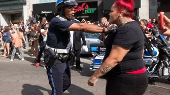 Полицаите в Бостън молят да спрат да ги замерват с урина