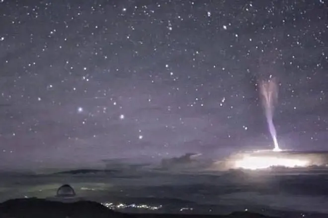 Гигантска аномална мълния удари планина на Хаваите (ВИДЕО)