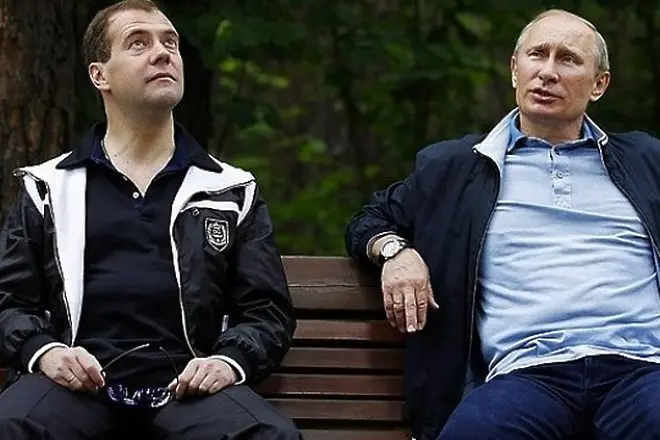 Путин повтаря трика с Медведев и хоп - пак целият в бяло