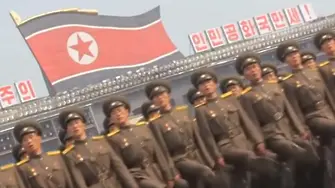 Севернокорейци маршируват на 