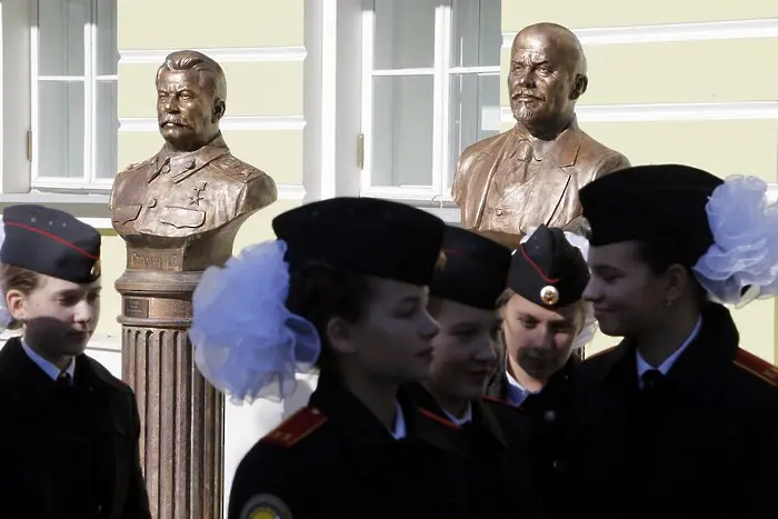 Политици откриха с музика бюст на Сталин в Москва