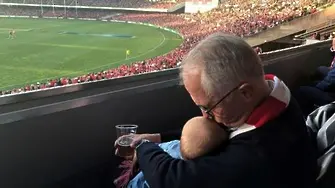 Може ли австралийският премиер да държи бира и да прегръща внучката си?