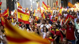 Десетки хиляди в Барселона срещу независимостта на Каталуня (СНИМКИ)