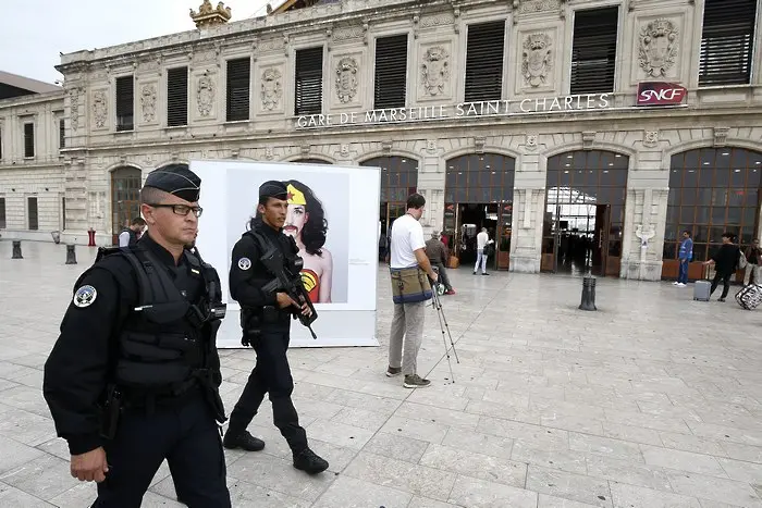 Полицията обезвреди готови за взривяване бомби в Париж