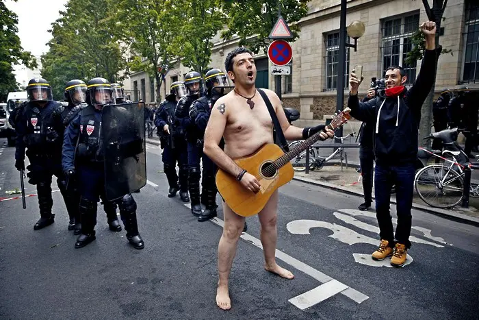 Протести в цяла Франция. Срещу Макрон