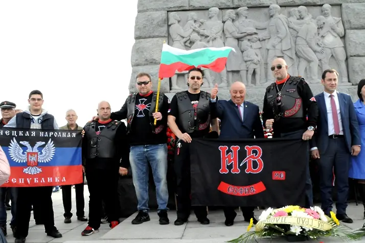Альоша на 60 години: молебен на Николай Пловдивски и сепаратистки знамена от Източна Украйна