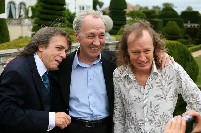 Баткото на Ангъс и Малкълм от AC/DC почина на 70 г.