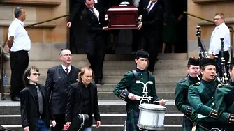 Погребаха Малкълм Йънг с шотландски гайди (ВИДЕО)