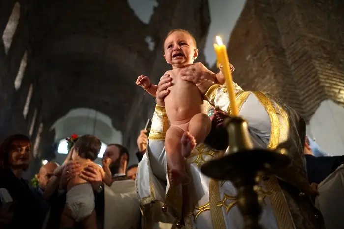 Кръстиха десетки деца в София (СНИМКИ)