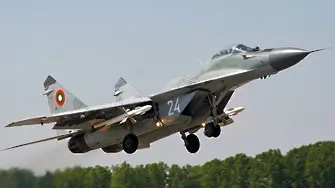 Български МиГ-29 ескортираха пътнически самолет заради бомбена заплаха. Отново
