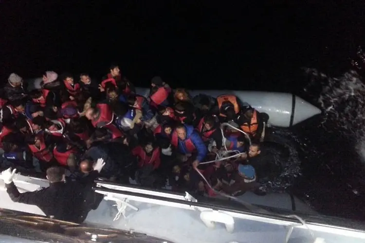 Български кораб спаси 120 мигранти край Лесбос
