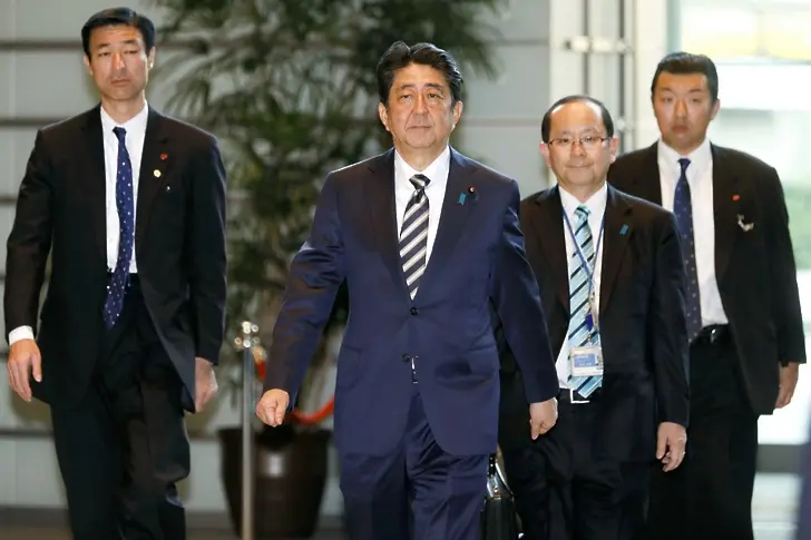 Шиндзо Абе пак е премиер. Япония е по-близо до собствена армия