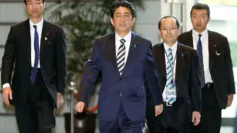 Шиндзо Абе пак е премиер. Япония е по-близо до собствена армия