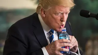 Реч на Тръмп стана новина заради две глътки вода (ВИДЕО)
