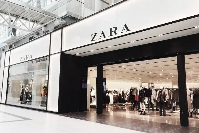 Клиенти на Zara откриват молби за помощ в новите си дрехи