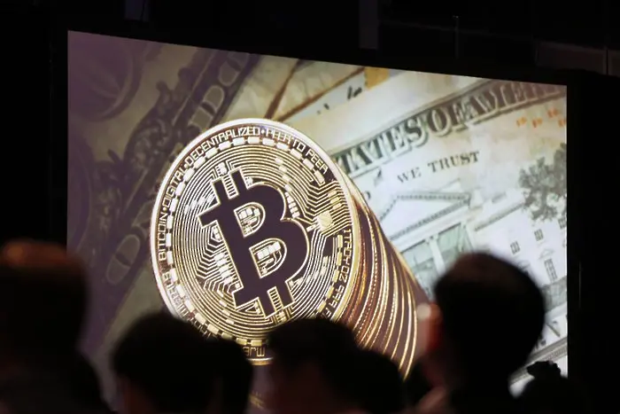 Bitcoin мина бариерата от $10 000 и продължава нагоре
