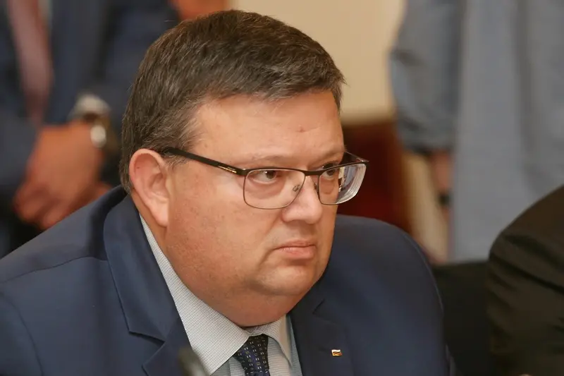Цацаров няма да иска закриване Хелзинкския комитет