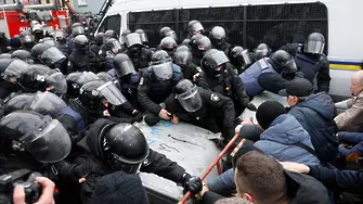 Симпатизанти измъкнаха Саакашвили от полицията в Киев (ВИДЕО)