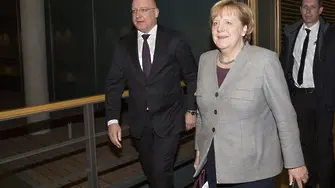 Меркел пое към широка коалиция. Шулц още мисли