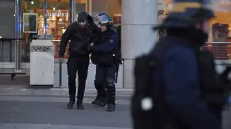 Тълпа във Франция рита полицайка (ВИДЕОКЛИПОВЕ)