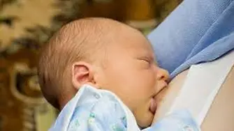 За първи път - трансджендър жена кърми бебе