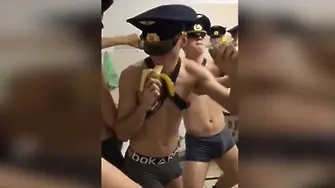 Еротичен клип на курсанти скандализира Русия (ВИДЕО)