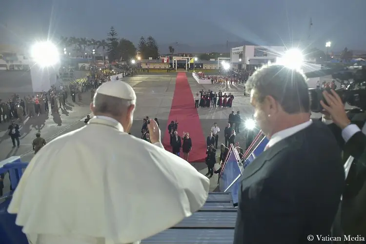 Може ли папата да венчава на борда на самолет