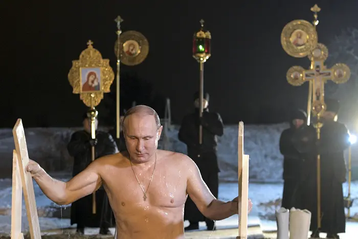 Нима Путин е католик? Вижте го как се кръсти (ВИДЕО)